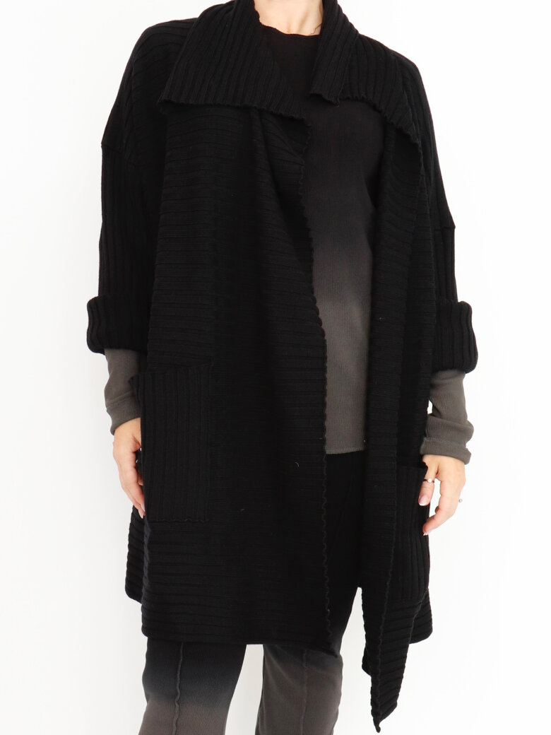Sort Aarhus - Strikket cardigan i merino uld med lommer og thumb opening