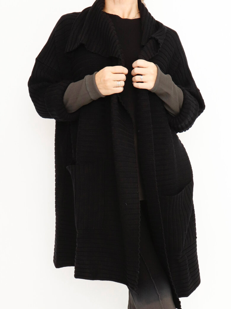 Sort Aarhus - Strikket cardigan i merino uld med lommer og thumb opening