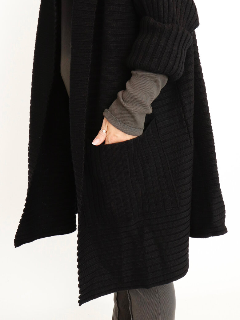Sort Aarhus - Strikket cardigan i merino uld med lommer og thumb opening