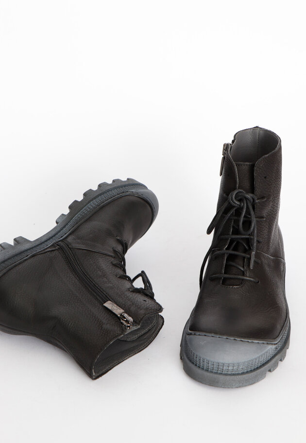 Lofina - Boot with rubber sole and shoe lace