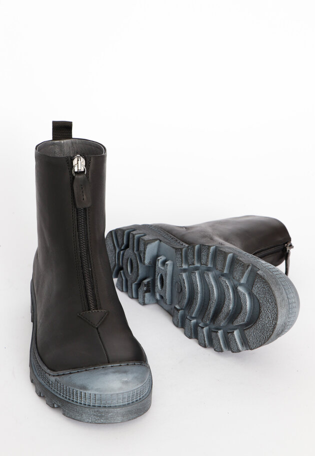 Lofina - Bootie with a strong rubber sole and zipper