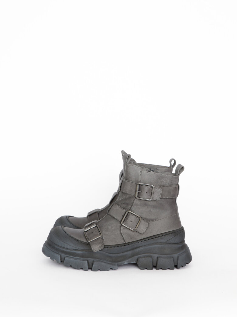 Lofina - Boot with buckles and a zipper