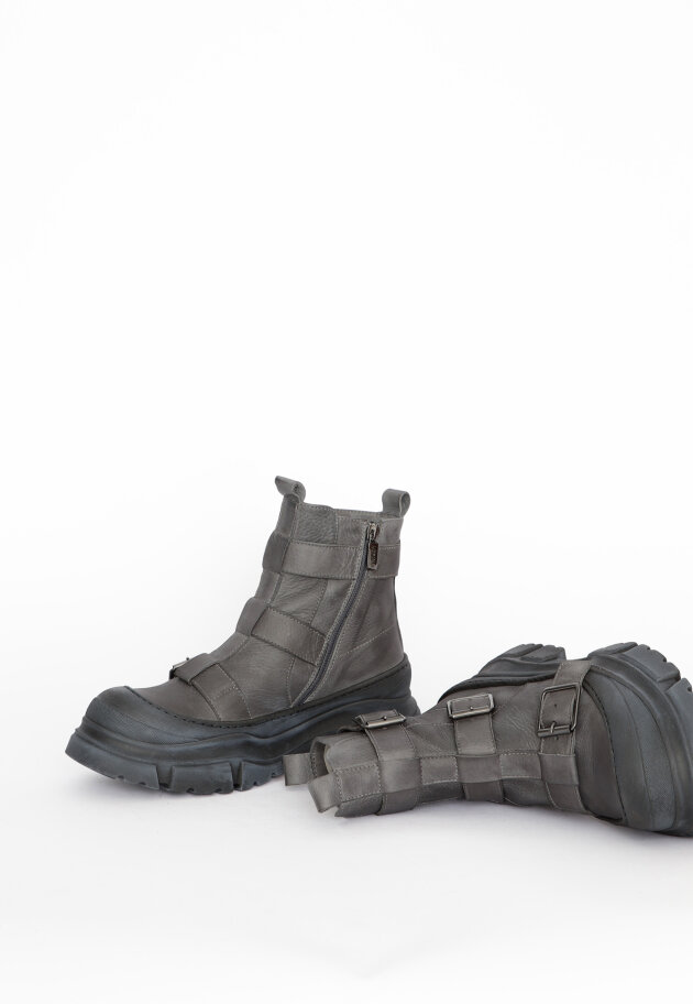 Lofina - Boot with buckles and a zipper