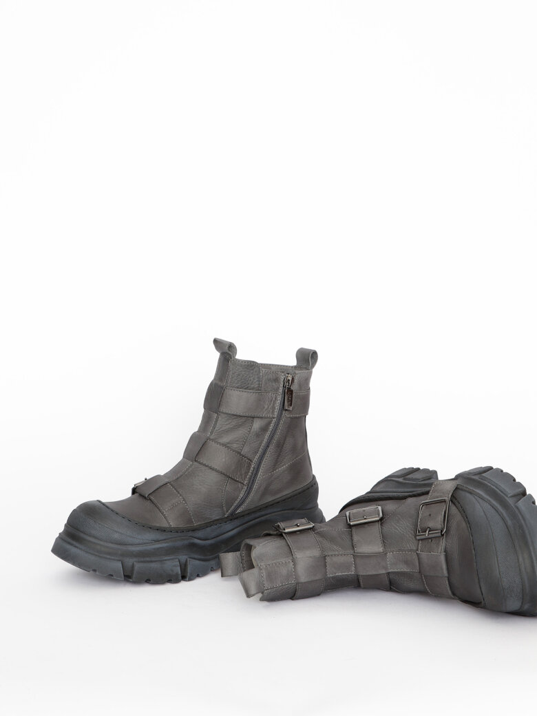 Lofina - Boot with buckles and a zipper