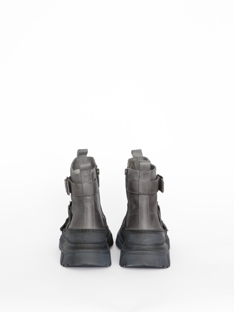 Lofina - Boot with buckles and a zipper