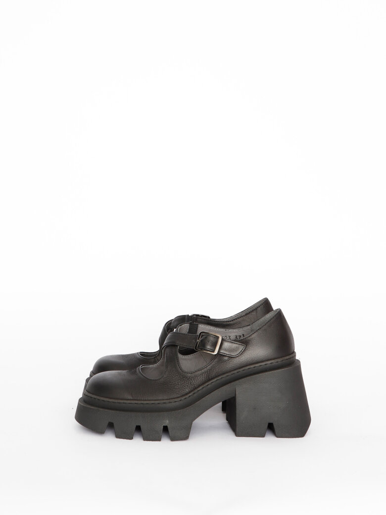 Lofina - High heeled shoe with a buckle
