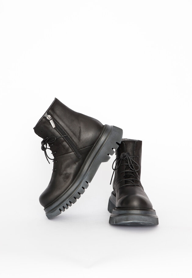 Lofina - Boot with laces and a zipper
