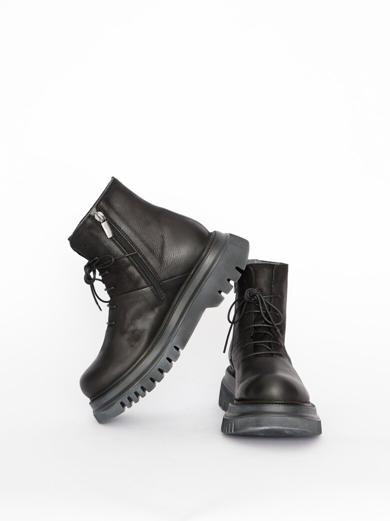 Lofina - Boot with laces and a zipper