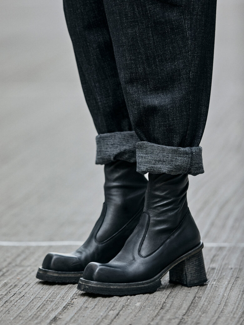 Lofina - Long boot with stretchskin and a leather sole