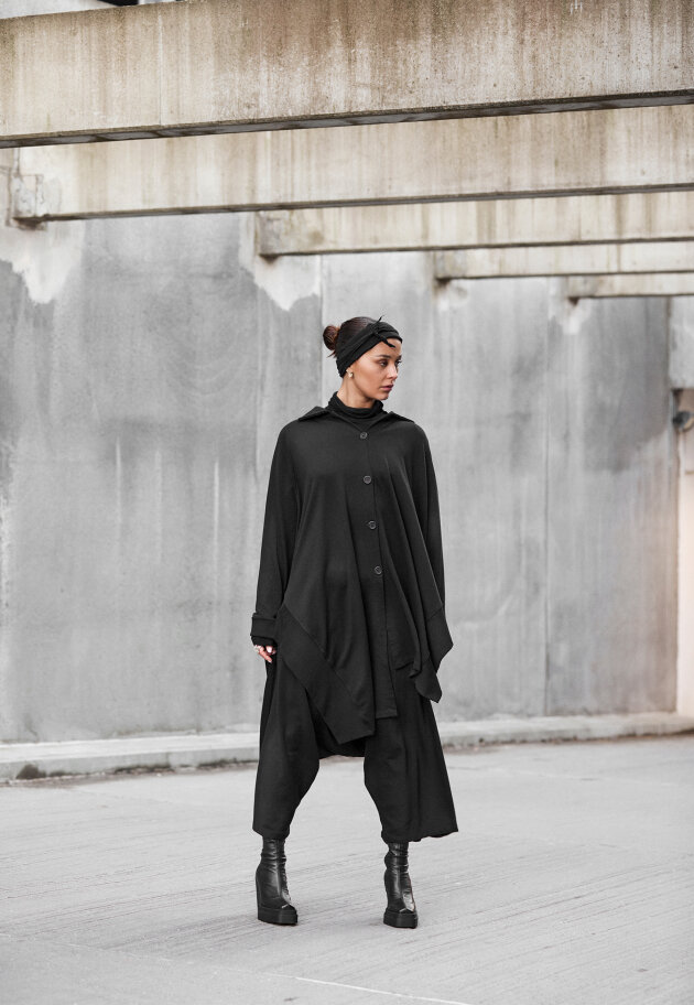 Sort Aarhus - Oversize bluse med knapper