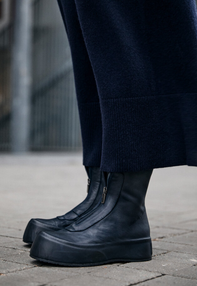 Lofina - PRE ORDER! Støvle med front-lynlås