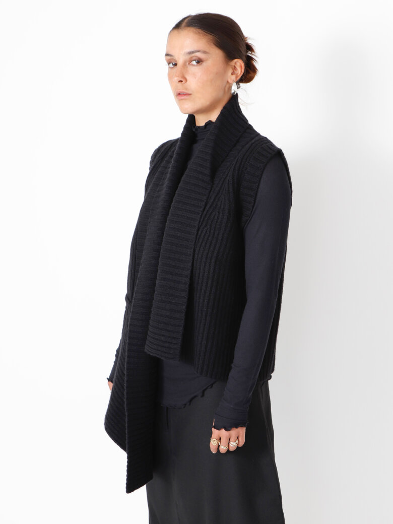 Sort Aarhus - Knitted vest in merino wool