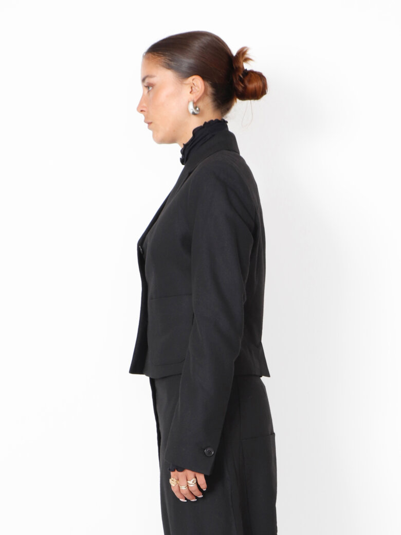 Sort Aarhus - Cropped blazer i uldblanding