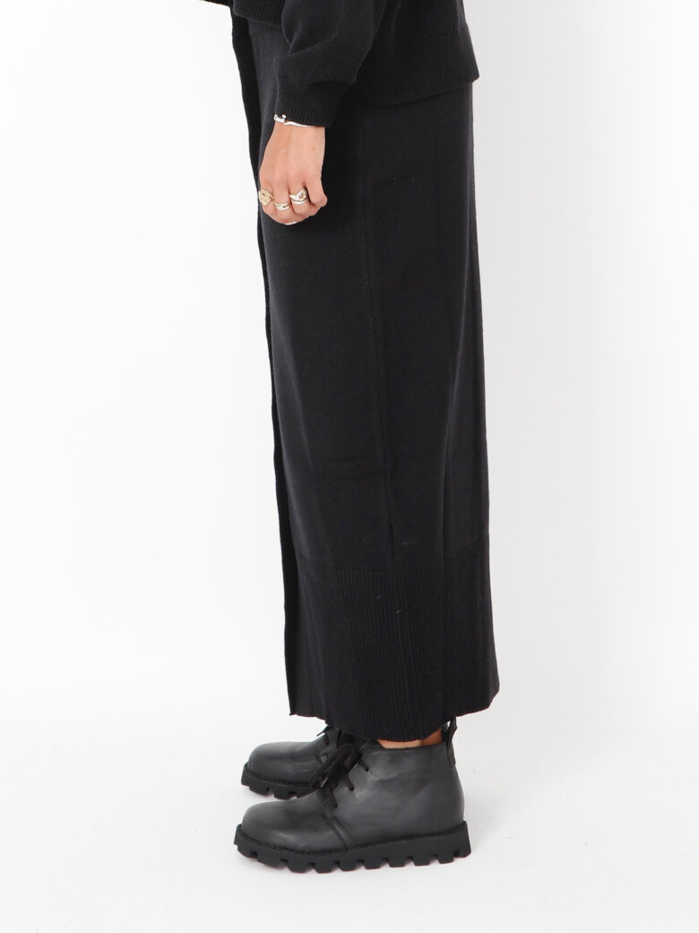 Sort Aarhus - Knitted skirt in merino wool with buttons