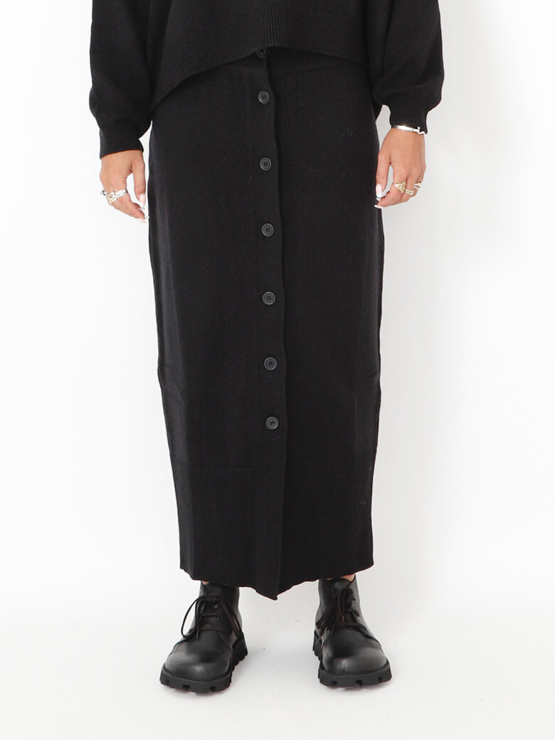 Sort Aarhus - Knitted skirt in merino wool with buttons