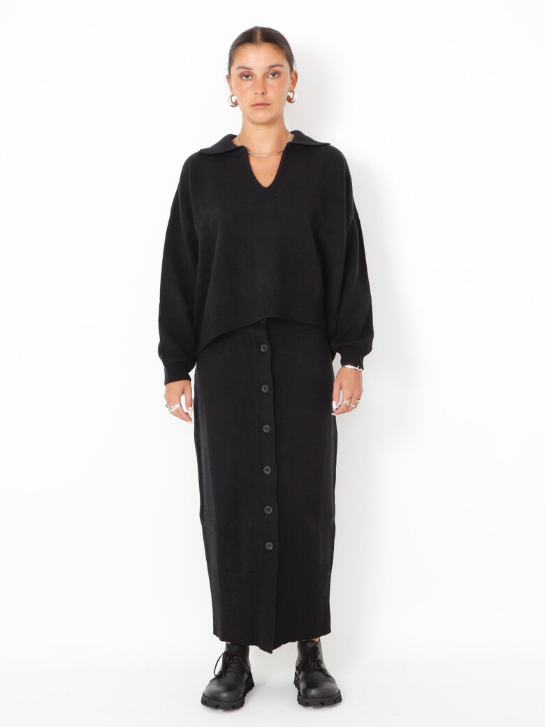 Sort Aarhus - Knitted skirt in merino wool with buttons