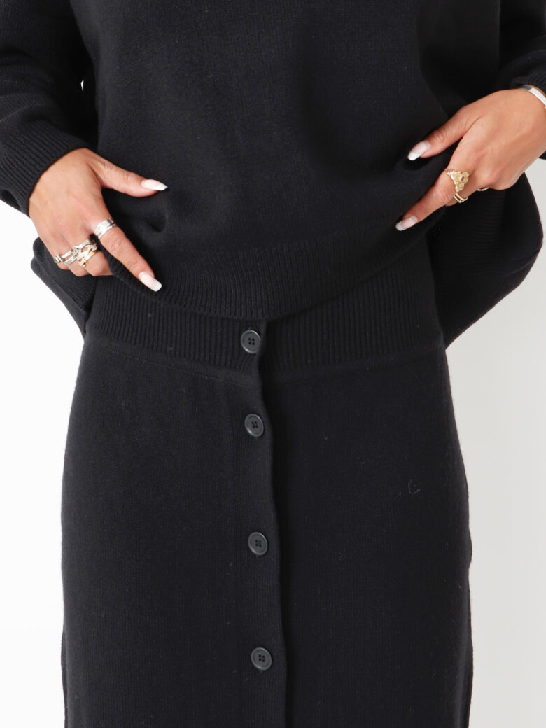 Sort Aarhus - Knitted skirt in merino wool with buttons