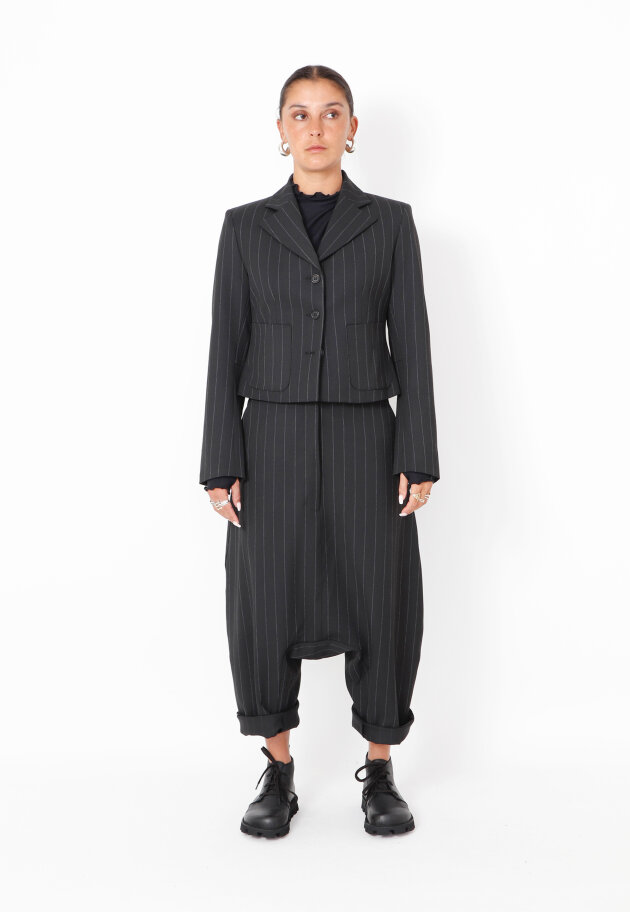 Sort Aarhus - Cropped blazer med knapper og lommer
