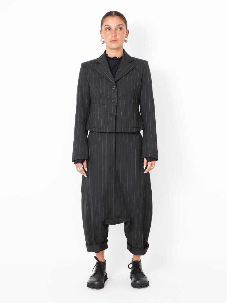 Sort Aarhus - Cropped blazer with buttons and front pockets