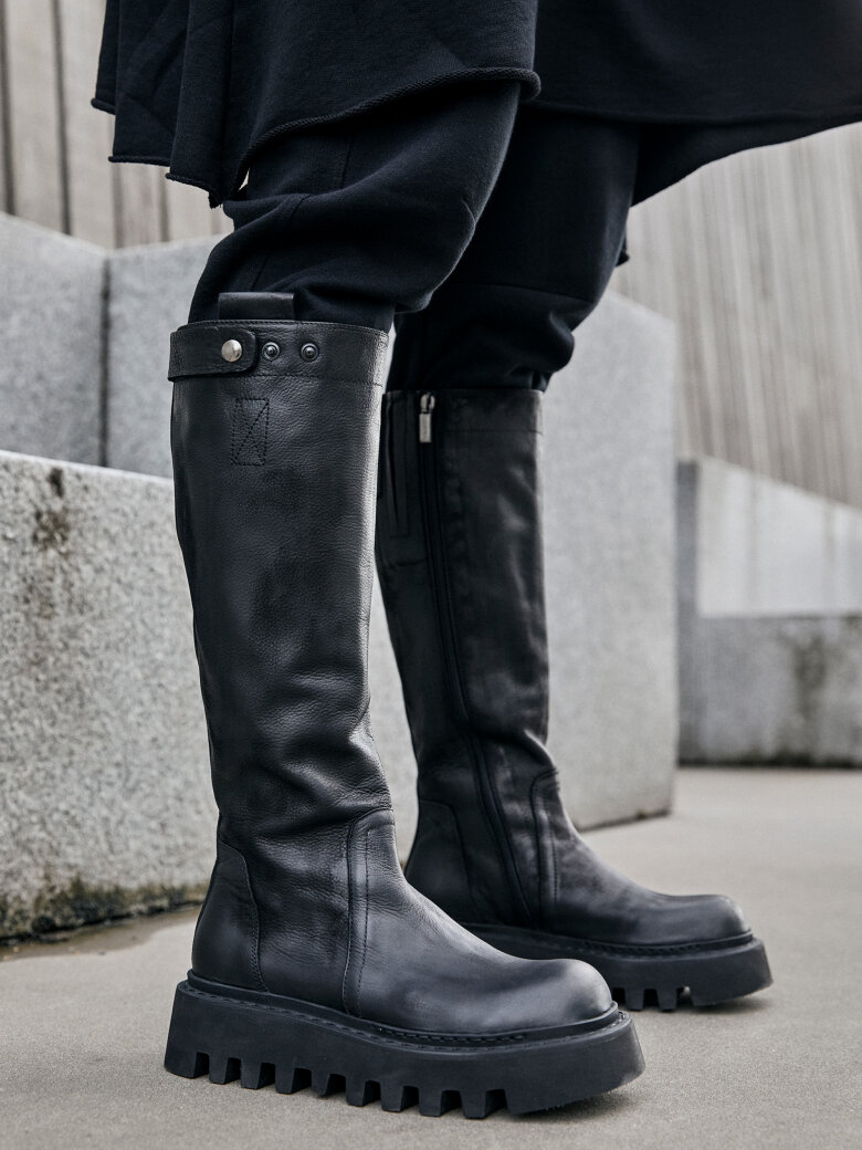 Lofina - Long boot with zipper and button