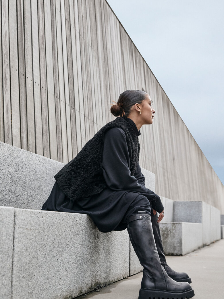 Lofina - PRE ORDER! Lang støvle med lynlås og knapper