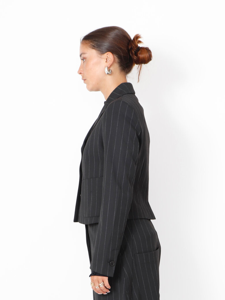 Sort Aarhus - Cropped blazer with buttons and front pockets