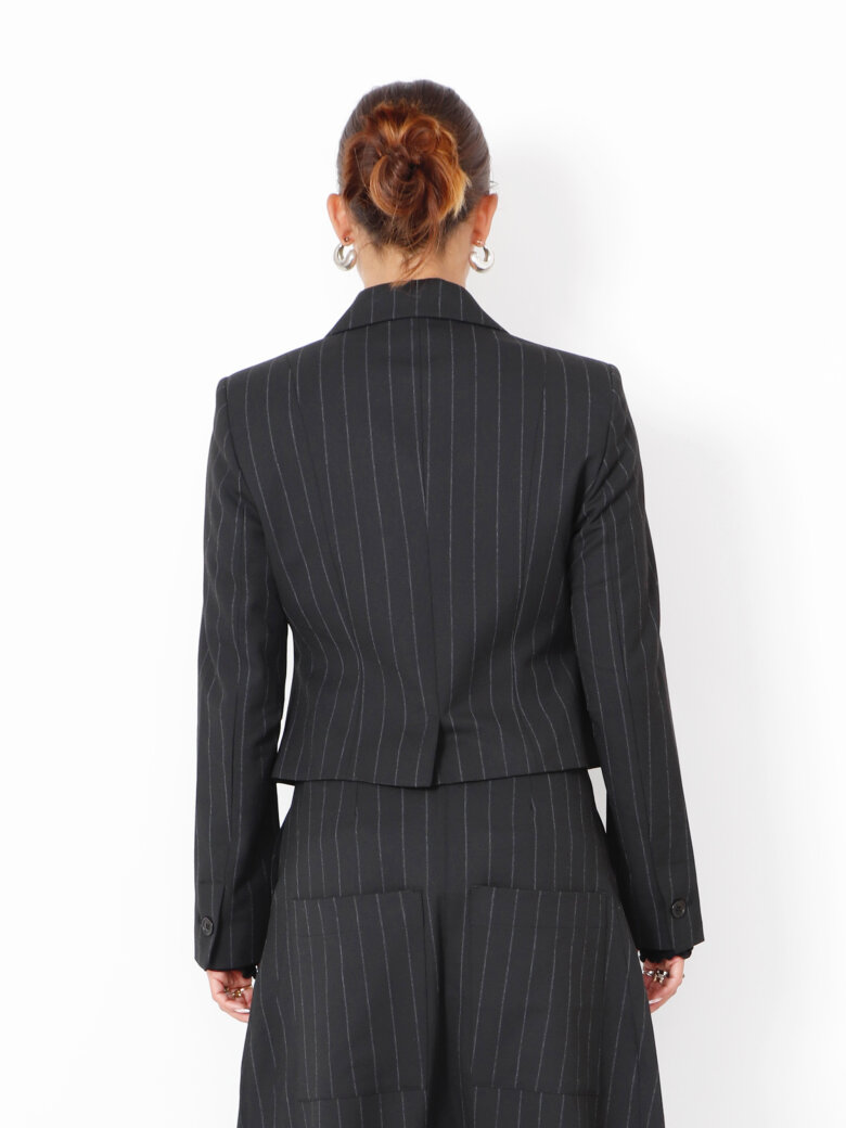 Sort Aarhus - Cropped blazer with buttons and front pockets