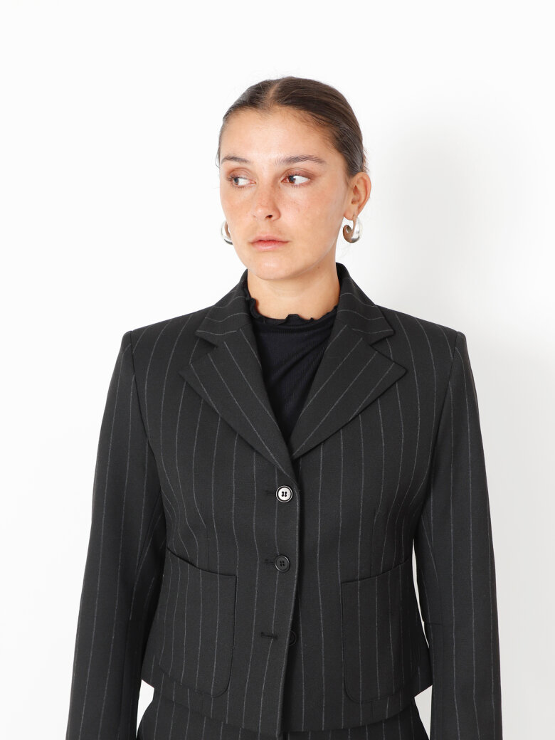 Sort Aarhus - Cropped blazer med knapper og lommer