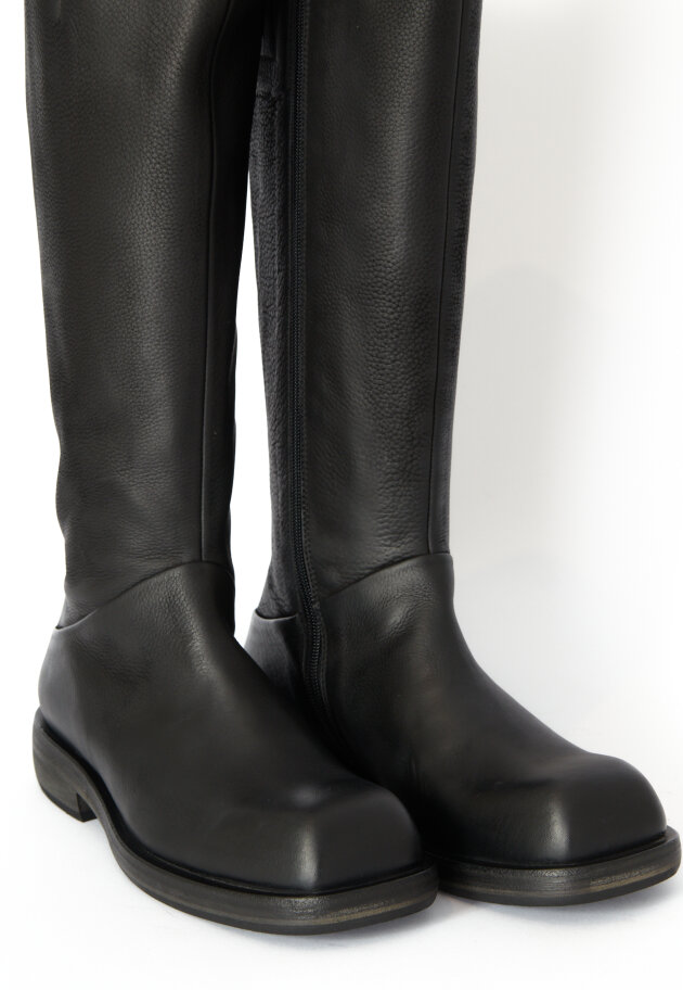 Lofina - Long boot with zipper and a leather sole