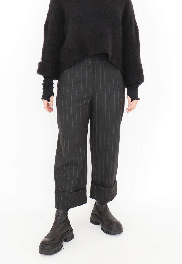 Sort Aarhus - 3/4 length cuffed pants with pockets