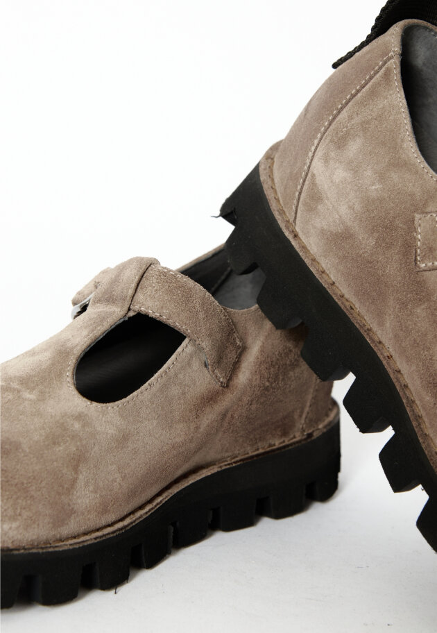 Lofina - Shoe with a buckle