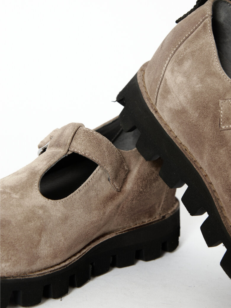 Lofina - Shoe with a buckle