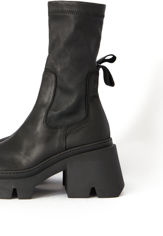 Lofina - Boot with high heel and a zipper