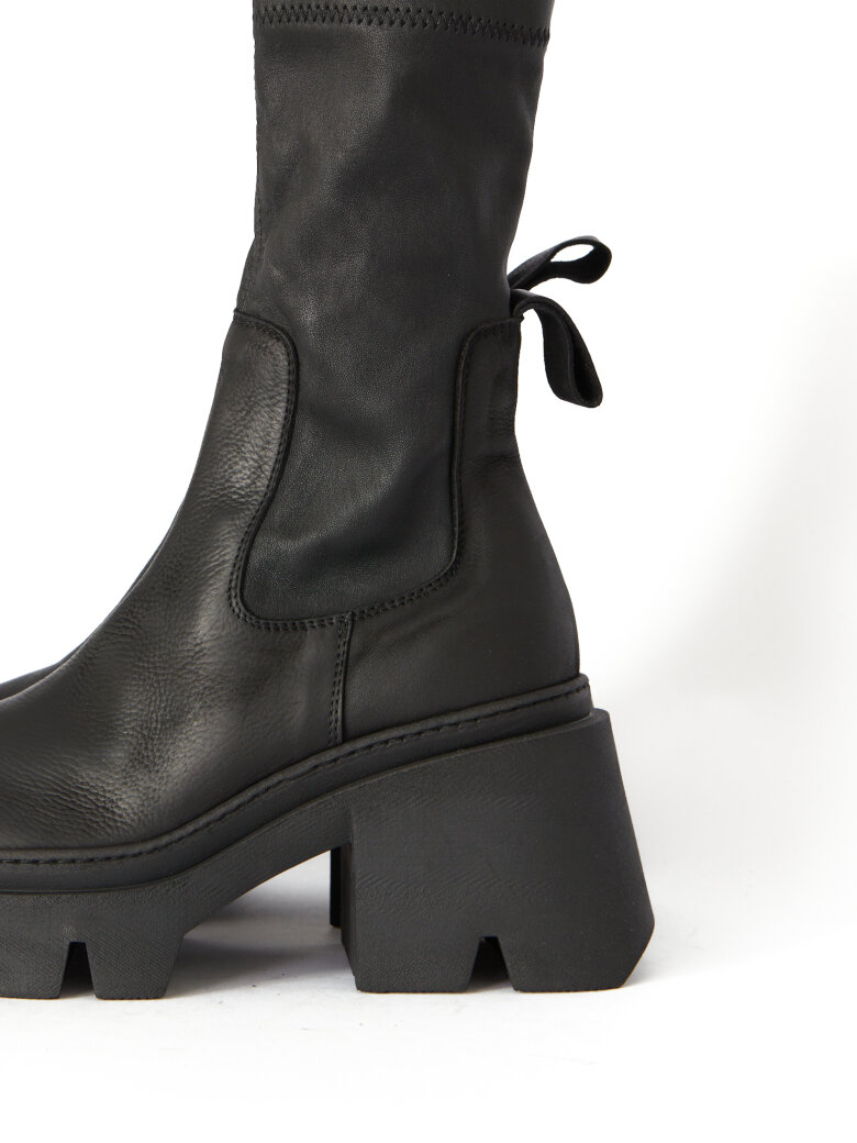 Lofina - Boot with high heel and a zipper