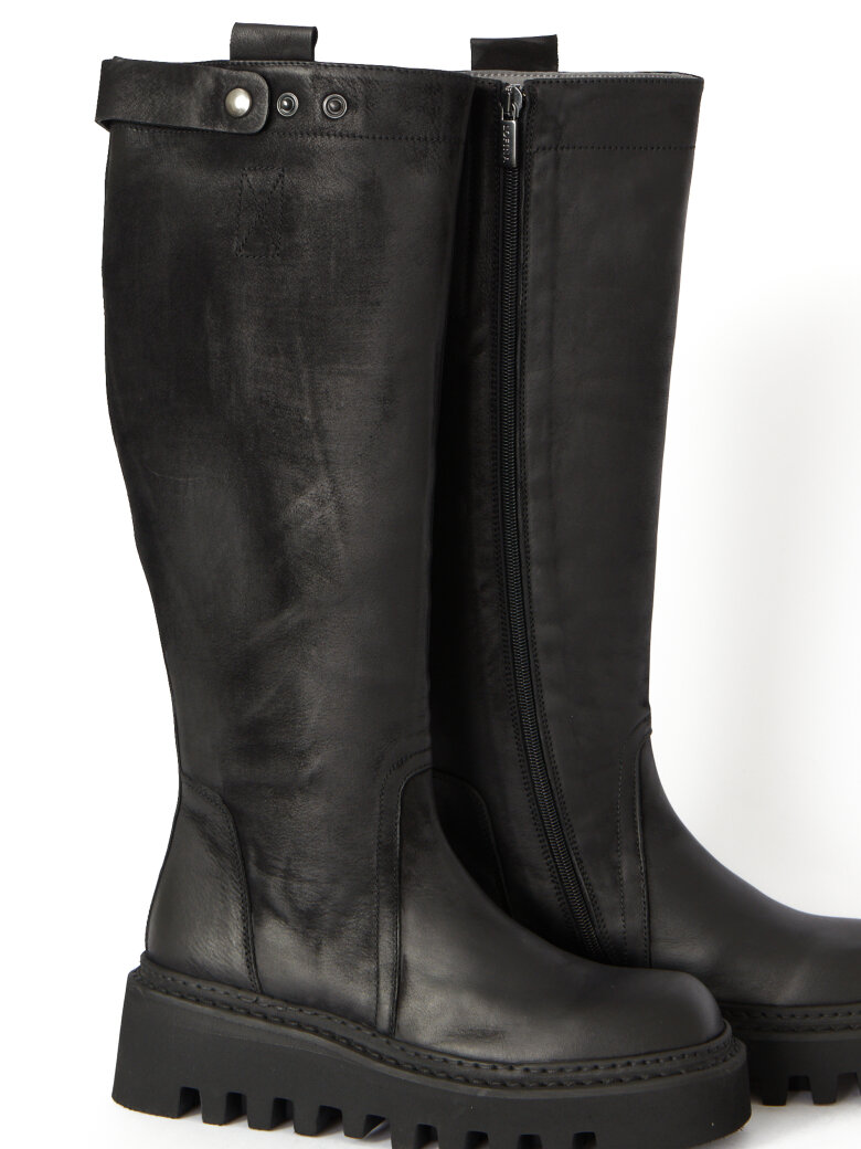 Lofina - Lang støvle med lynlås og knapper