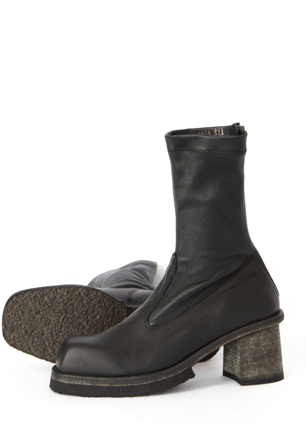 Lofina - Boot with a zipper and a leather sole