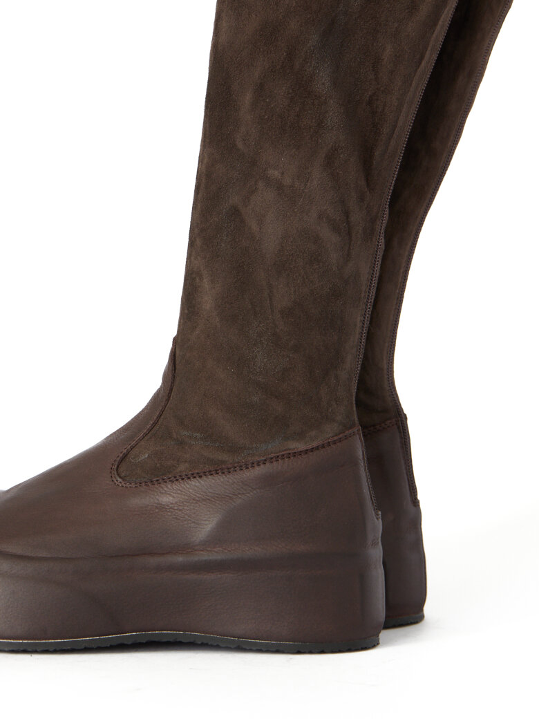 Lofina - Lang strækskindsstøvle i ruskind med lynlås