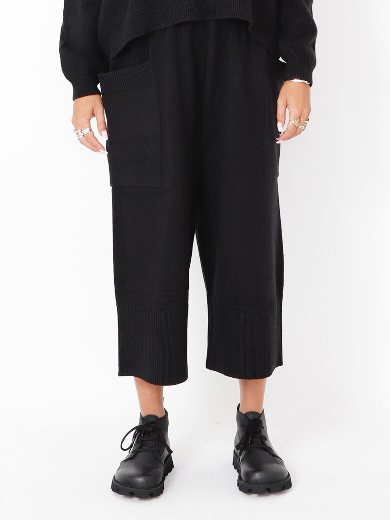 Sort Aarhus - Knitted 3/4 pants in merino wool