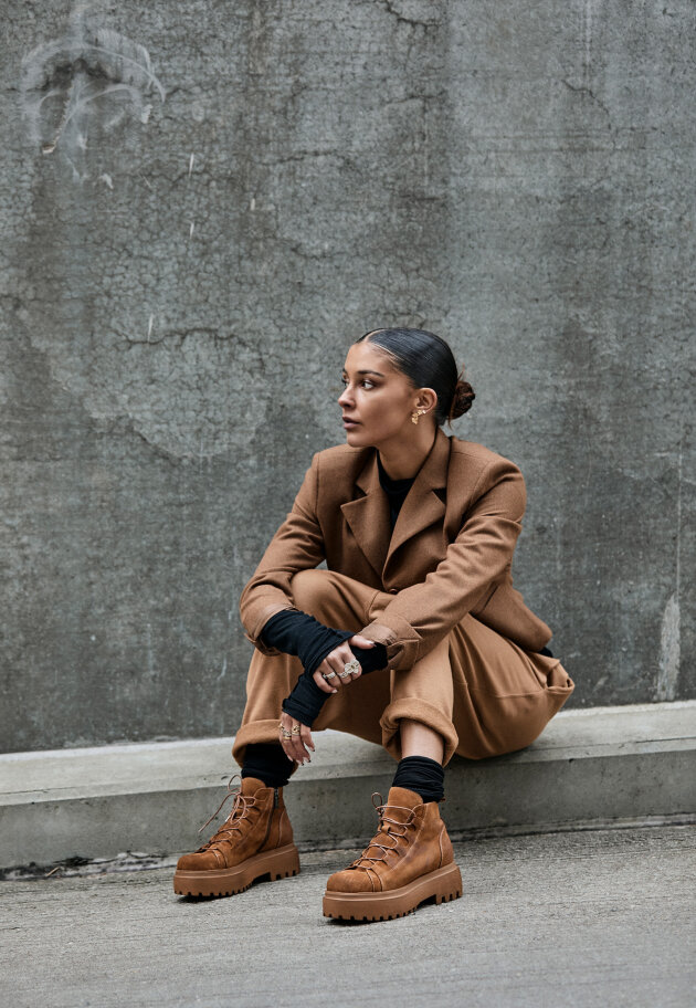 Lofina - PRE ORDER! Støvle med snøre og lynlås