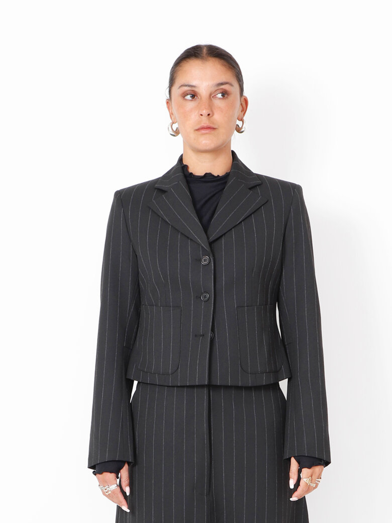 Sort Aarhus - Cropped blazer with buttons and front pockets