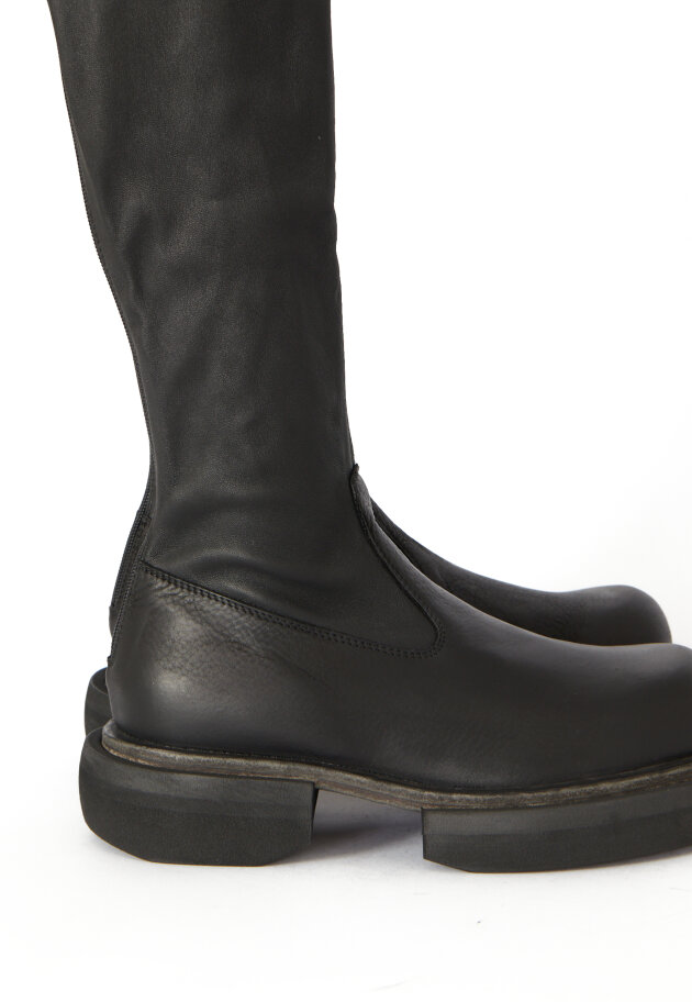 Lofina - Long boot with stretch skin and a zipper