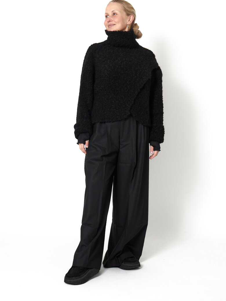 Sort Aarhus - Bluse i Alpacauld med detaljer og krave
