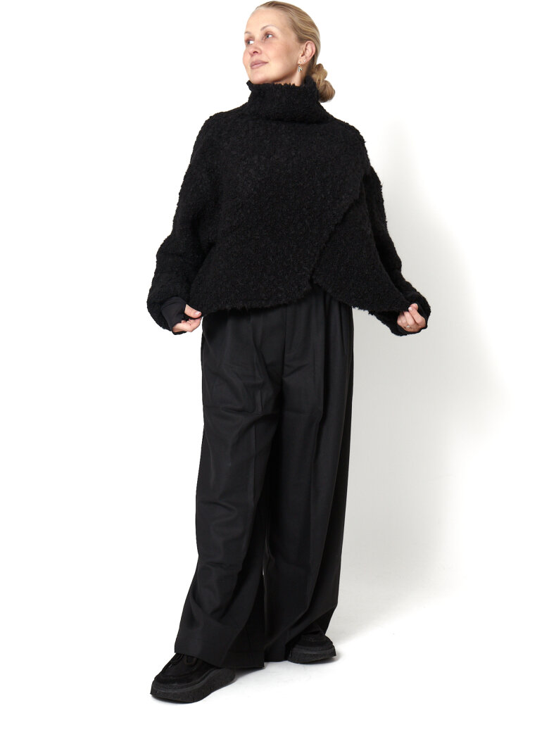Sort Aarhus - Bluse i Alpacauld med detaljer og krave
