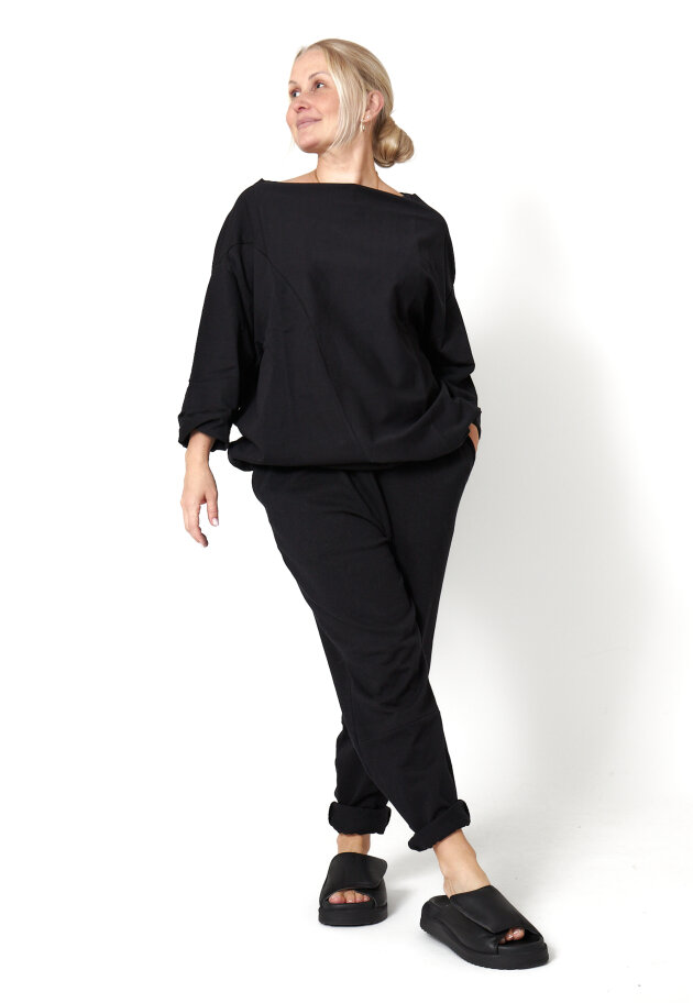 Sort Aarhus - Blouse in soft material and with a high neckline