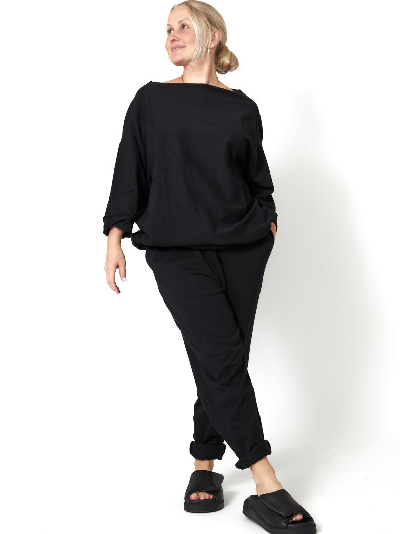 Sort Aarhus - Bluse i blød kvalitet med høj halsudskæring