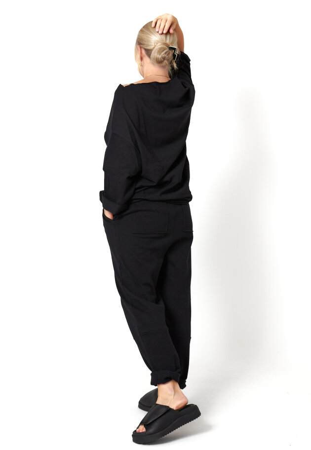 Sort Aarhus - Blouse in soft material and with a high neckline