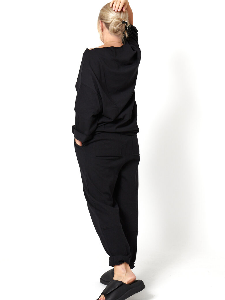 Sort Aarhus - Bluse i blød kvalitet med høj halsudskæring