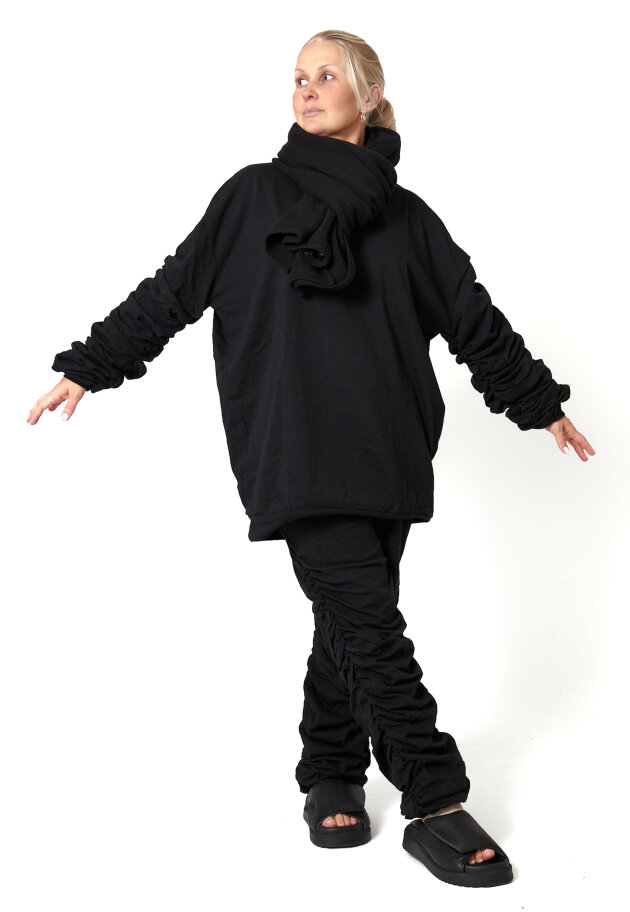 Sort Aarhus - Long oversize sweatshirt with wrinkles on sleeves