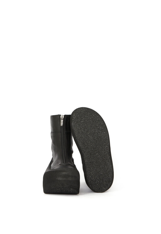 Lofina - Boot with front zipper and plateau