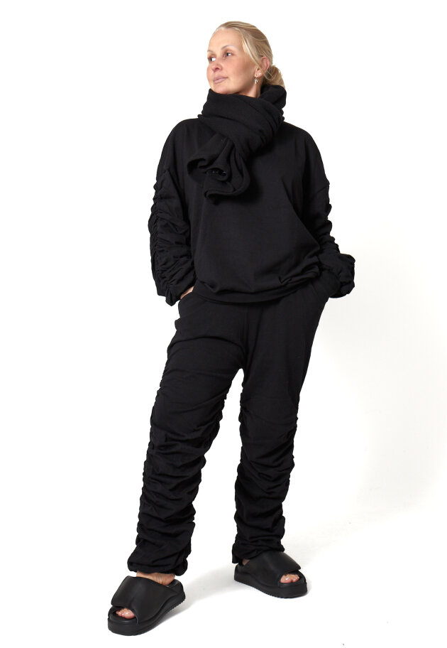 Sort Aarhus - Long oversize sweatshirt with wrinkles on sleeves